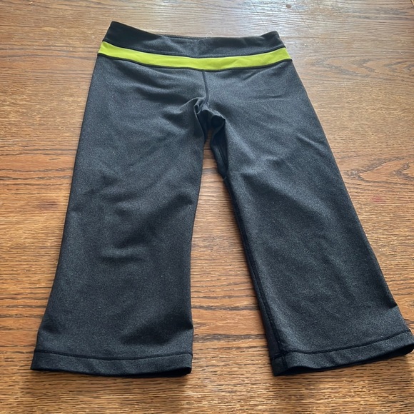 lululemon athletica Pants - Lululemon Athletica Grove Capri Pants Size 6
